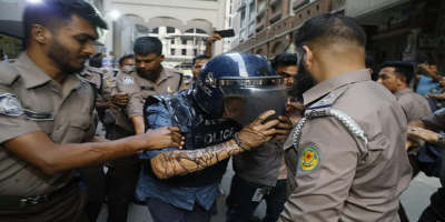 হাজতখানায় নেওয়ার পথে মাসুদ উদ্দিন চৌধুরীর গায়ে ময়লা পানি নিক্ষেপ